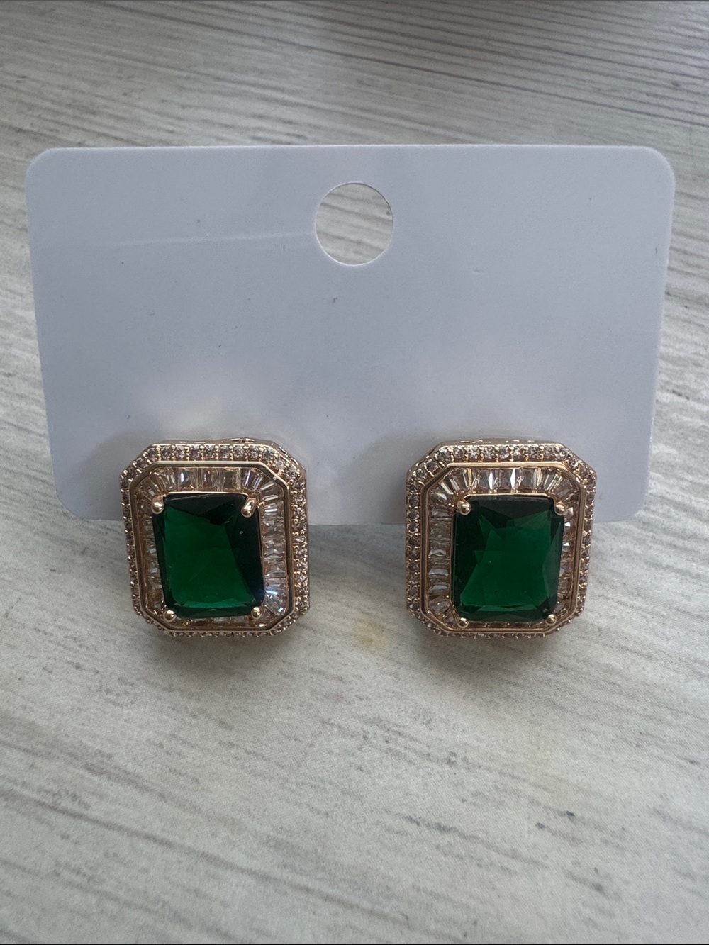 Elegant emerald green earrings